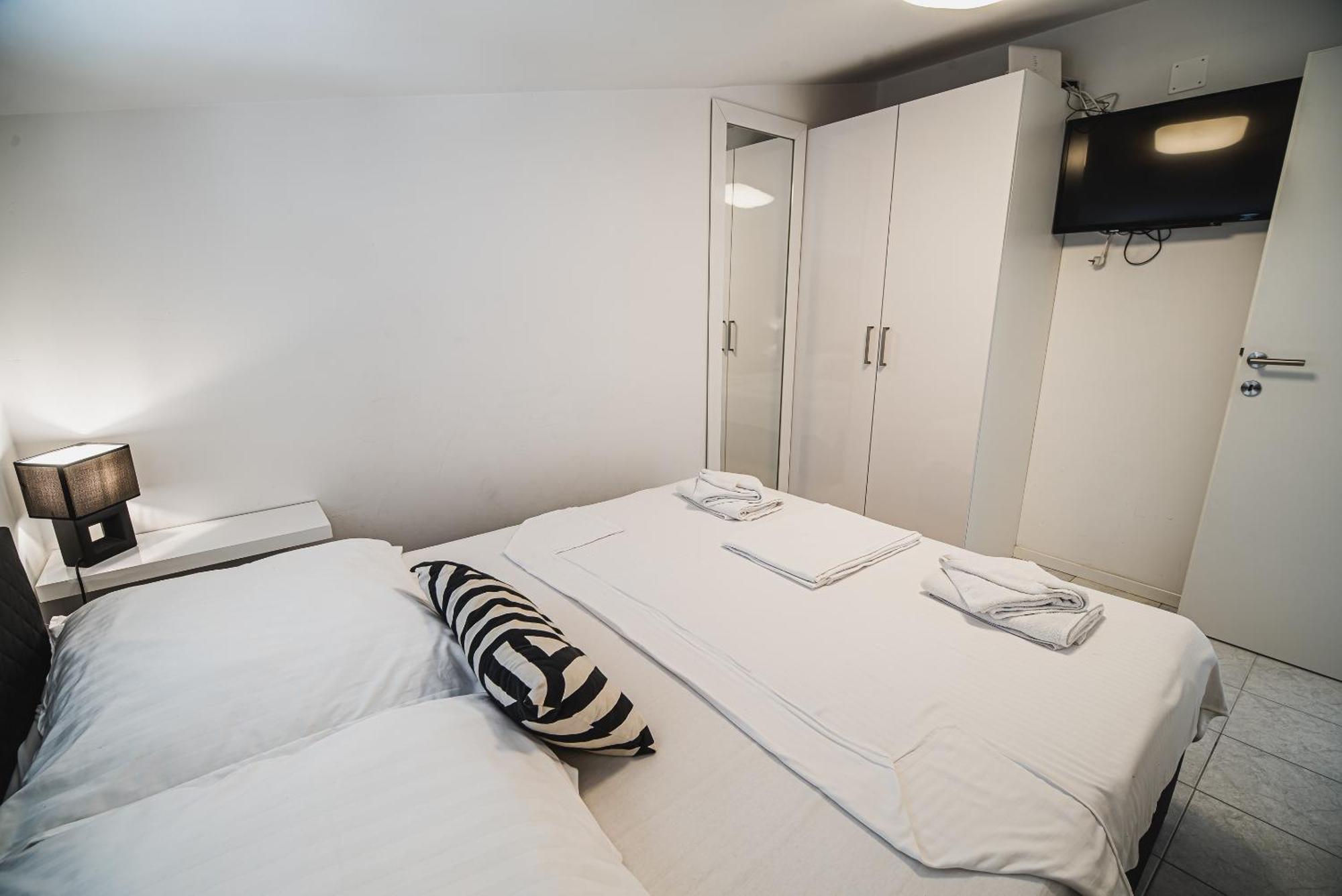 Downtown Park Apartments With Balcony Vodice Phòng bức ảnh